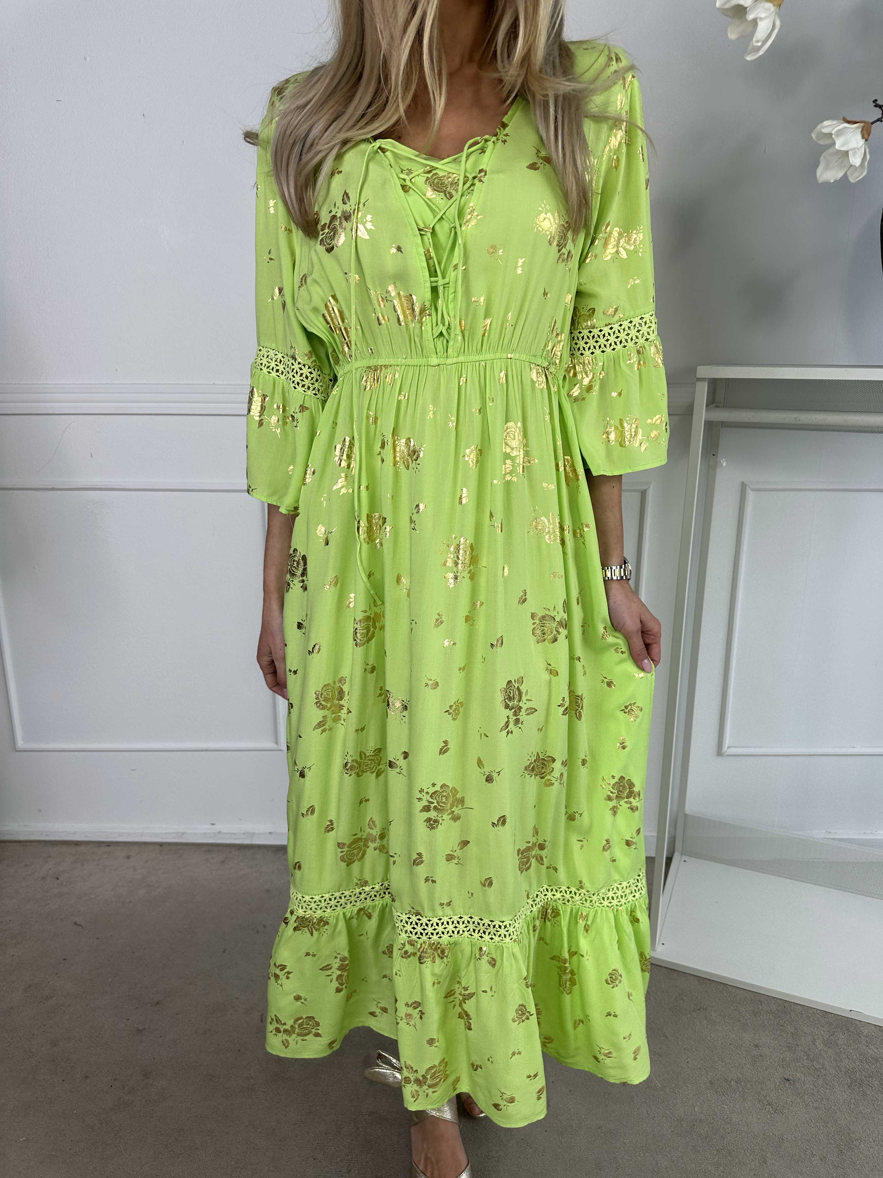 Pernilla - Klänning med guldfärgade blommor och broderier